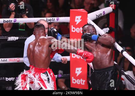 Glendale, Arizona, États-Unis. 29th octobre 2022. GLENDALE, AZ - 29 OCTOBRE : Urie Hall et le Veon Bell se rencontrent dans le ring de boxe pour leur combat de poids de croisière lors de l'événement Paul vs Silva de Showtime au Desert Diamond Arena sur 29 octobre 2022 à Glendale, Arizona, États-Unis. (Credit image: © Alejandro Salazar/PX Imagens via ZUMA Press Wire) Credit: ZUMA Press, Inc./Alay Live News Banque D'Images