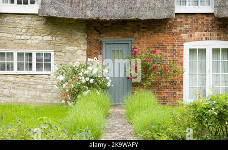 BUCKINGHAMSHIRE, Royaume-Uni - 03 juin 2022. Cottage anglais, maison ou maison avec toit de chaume Banque D'Images