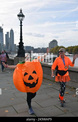 Londres, Royaume-Uni 29 octobre 2022. Ultrachlenge Hallowe'en Walk. Les marcheurs ont le choix entre 10k, le semi-marathon au marathon complet et de nombreuses robes en robe fantaisie effrayante et de recueillir de l'argent pour la charité. (c) Liz Somerville/Alamy Live News Banque D'Images