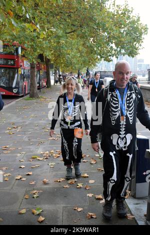 Londres, Royaume-Uni 29 octobre 2022. Ultrachlenge Hallowe'en Walk. Les marcheurs ont le choix entre 10k, le semi-marathon au marathon complet et de nombreuses robes en robe fantaisie effrayante et de recueillir de l'argent pour la charité. (c) Liz Somerville/Alamy Live News Banque D'Images