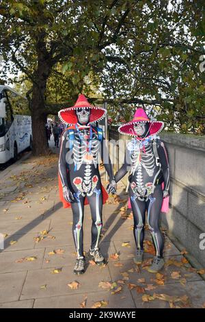 Londres, Royaume-Uni 29 octobre 2022. Ultrachlenge Hallowe'en Walk. Les marcheurs ont le choix entre 10k, le semi-marathon au marathon complet et de nombreuses robes en robe fantaisie effrayante et de recueillir de l'argent pour la charité. (c) Liz Somerville/Alamy Live News Banque D'Images