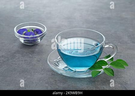 Le thé Teh Telang, le thé aux fleurs de papillons ou le thé bleu est un thé à base de plantes à base d'herbes ou d'infusion de la fleur de Clitoria ternatea. Mise au point sélective. Banque D'Images