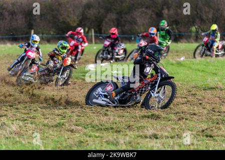 Des jeunes qui se font courir dans une course de moto de grastrack. Donut Meeting organisé par Southend & District Motorcycle Club, Essex, Royaume-Uni. Classe Junior Banque D'Images