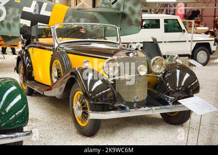 SPEYER, ALLEMAGNE - OCTOBRE 2022: Jaune noir MERCEDES-BENZ 380 380K type W22 1933 1934 rétro cabrio dans le Technikmuseum Speyer. Banque D'Images