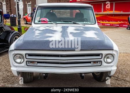 Des Moines, IA - 01 juillet 2022 : vue de face d'un pick-up C10 1967 de Chevrolet lors d'un salon automobile local. Banque D'Images