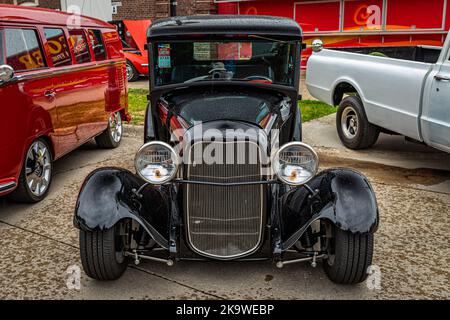 Des Moines, IA - 01 juillet 2022 : vue avant en perspective d'un modèle Ford 1930 Un coupé Hardtop lors d'un salon de voiture local. Banque D'Images