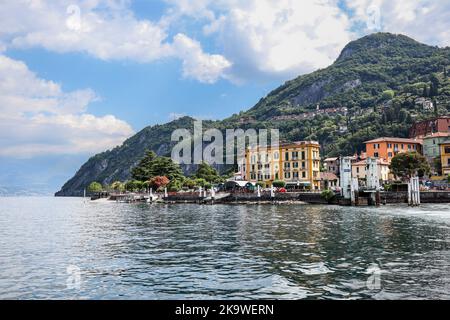 Varenna, Italie - 26 juin 2022: Magnifique port de Varenna avec le lac de Côme. Village italien avec eau et montagne en Lombardie. Banque D'Images