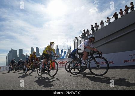 Singapour, Singapour. 30th octobre 2022. Le pilote danois Jonas Vingegaard (avant, 2nd R) de l'équipe Jumbo-Visma et le pilote britannique Mark Cavendish (avant, 1st R) de l'équipe Quick-Step Alpha Vinyl participent au Tour de France Singapore Criterium tenu à Marina Bay, Singapour, le 30 octobre 2022. Crédit: Puis Chih Wey/Xinhua/Alay Live News Banque D'Images