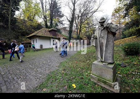 Prague, République tchèque. 30th octobre 2022. Le château de Prague a ouvert toute la Moat au public pour le week-end, photographié dimanche, 30 octobre 2022. Sur la photo est vu la statue de gardien de nuit (Ponocny). Crédit : Katerina Sulova/CTK photo/Alamy Live News Banque D'Images