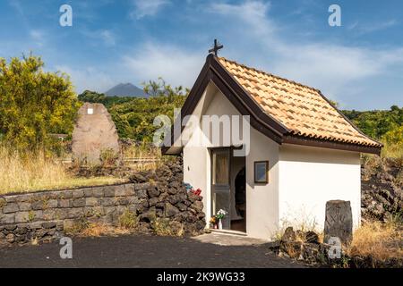 La chapelle du Sacré coeur près de Fornazzo sur l'Etna, entourée mais miraculeusement non détruite par la lave pendant l'éruption de 1979 Banque D'Images