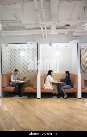 Divers hommes d'affaires travaillant assis dans un bureau de collègue moderne Banque D'Images