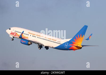 Jet2holidays, Boeing 737 G-GDFD, départ de l'aéroport de Stansted, Essex, Royaume-Uni Banque D'Images