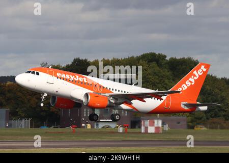 OE-LKX, EasyJet Europe, Airbus A319-100, départ de l'aéroport de Londres Stansted, Essex, Royaume-Uni le 15 octobre 2022 Banque D'Images