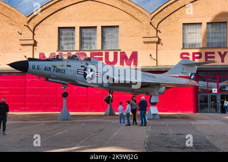 SPEYER, ALLEMAGNE - OCTOBRE 2022: Silver McDonnell F-101 avion de chasse Voodoo 1954 dans le Technikmuseum Speyer. Banque D'Images