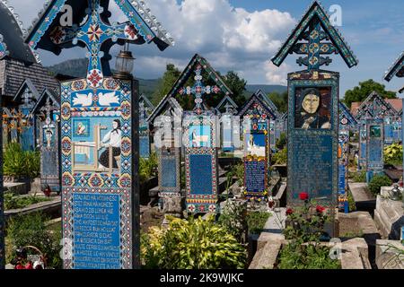 Sapanta, Roumanie - 8 juillet 2022: Cimetière joyeux dans le village de Sapanta, comté de Maramures, Roumanie. Banque D'Images