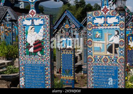 Sapanta, Roumanie - 8 juillet 2022: Cimetière joyeux dans le village de Sapanta, comté de Maramures, Roumanie. Banque D'Images