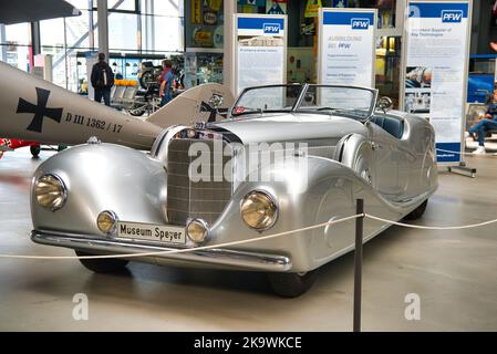 SPEYER, ALLEMAGNE - OCTOBRE 2022 : voiture Diecast argent - Mercedes 500K Erdmann & Rossi, argent, voiture rétro RHD cabrio dans le Technikmuseum Speyer. Banque D'Images