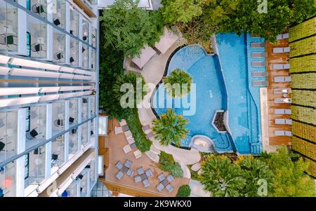 Vue sur les drones depuis le dessus de la piscine. Couple hommes et femmes dans la piscine Banque D'Images