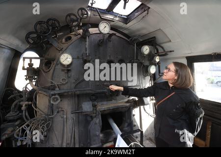 Oelsnitz, Allemagne. 30th octobre 2022. Jeannette Mauermann, du Musée minier, se trouve dans le taxi d'une locomotive à vapeur de classe 52, année de fabrication 1944, sur le terrain du Musée minier. Après plus d'un an de restauration, la locomotive brille dans une nouvelle splendeur. Credit: Bodo Schackow/dpa/Alay Live News Banque D'Images