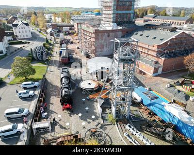 Oelsnitz, Allemagne. 30th octobre 2022. Une locomotive à vapeur de classe 52, année de fabrication 1944, se trouve sur le terrain du Musée minier. Après plus d'un an de restauration, la locomotive brille dans une nouvelle splendeur. (Tourné avec un drone) Credit: Bodo Schackow/dpa/Alay Live News Banque D'Images