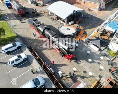 Oelsnitz, Allemagne. 30th octobre 2022. Une locomotive à vapeur de classe 52, année de fabrication 1944, se trouve sur le terrain du Musée minier. Après plus d'un an de restauration, la locomotive brille dans une nouvelle splendeur. (Tourné avec un drone) Credit: Bodo Schackow/dpa/Alay Live News Banque D'Images