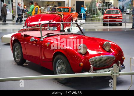 SPEYER, ALLEMAGNE - OCTOBRE 2022: Red Austin-Healey Sprite 1958 sport voiture rétro cabrio roadster dans le Technikmuseum Speyer. Banque D'Images