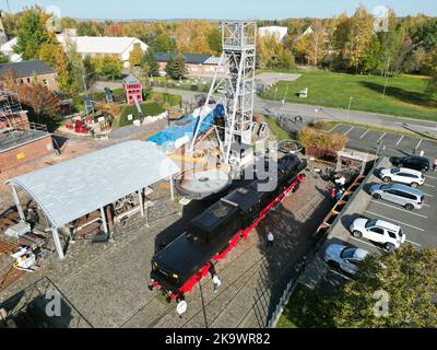 Oelsnitz, Allemagne. 30th octobre 2022. Une locomotive à vapeur de classe 52, année de fabrication 1944, se trouve sur le terrain du Musée minier. Après plus d'un an de restauration, la locomotive brille dans une nouvelle splendeur. (Tourné avec un drone) Credit: Bodo Schackow/dpa/Alay Live News Banque D'Images