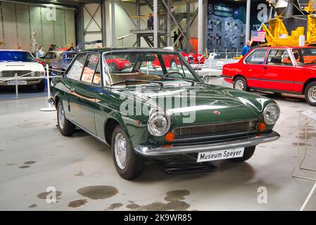 SPEYER, ALLEMAGNE - OCTOBRE 2022 : voiture rétro Green Fiat 124 Sport Spider 1966 dans le Technikmuseum Speyer. Banque D'Images