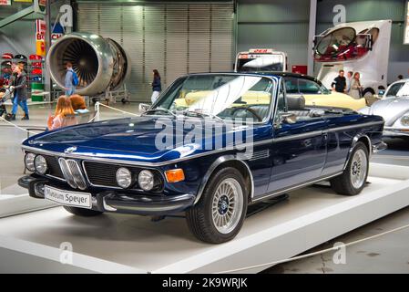 SPEYER, ALLEMAGNE - OCTOBRE 2022 : voiture rétro bleue BMW E9 2800 CS 1968 dans le Technikmuseum Speyer. Banque D'Images