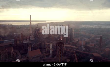 vue aérienne de l'industrie lourde avec pollution de l'air produite par une grande usine. changement climatique. contexte industriel. télécharger l'image Banque D'Images