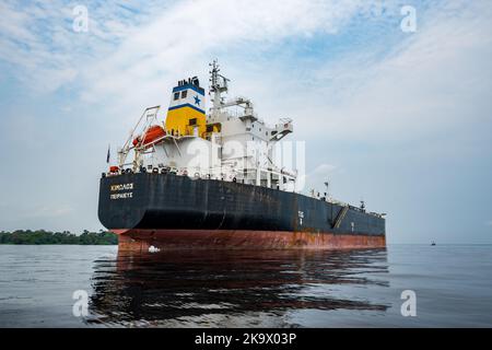 Un gros cargo sur l'Amazone près de Manaus, Amazonas, Brésil. Banque D'Images