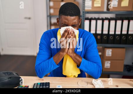 Jeune afro-américain homme d'affaires ecommerce utilisant la serviette de bureau Banque D'Images