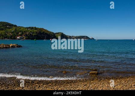 Parc marin protégé de Strunjan, sur la côte slovène, dans le golfe de Trieste, à la mi-septembre. La ville historique de Piran est en arrière-plan à droite et chan Banque D'Images