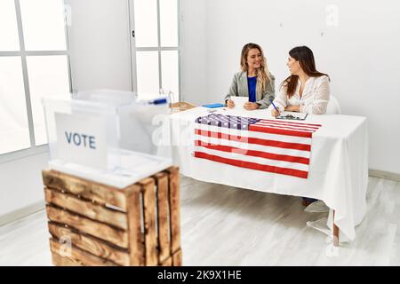 Deux jeunes américaines travaillant à l'université de la table électorale. Banque D'Images