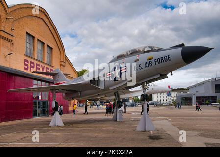 SPEYER, ALLEMAGNE - OCTOBRE 2022: Silver McDonnell F-101 avion de chasse Voodoo 1954 dans le Technikmuseum Speyer. Banque D'Images