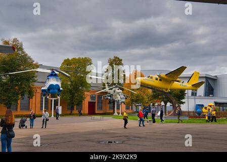 SPEYER, ALLEMAGNE - OCTOBRE 2022: Yellow Aero Commander 680FL Grand Commander dans le Technikmuseum Speyer. Banque D'Images