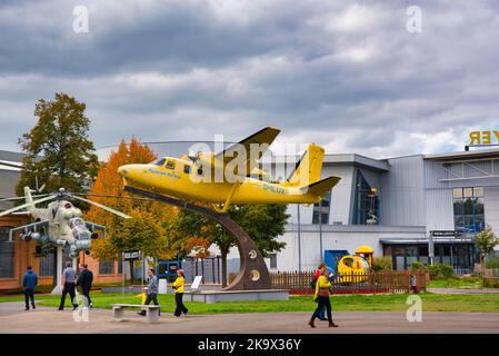 SPEYER, ALLEMAGNE - OCTOBRE 2022: Yellow Aero Commander 680FL Grand Commander dans le Technikmuseum Speyer. Banque D'Images