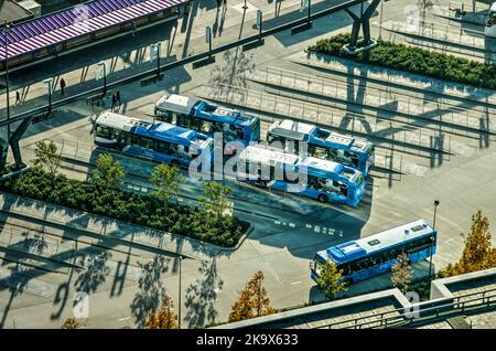 Leeuwarden, pays-Bas, 3 novembre 2018 : vue aérienne du terminal de bus à côté de la gare, avec plusieurs bus et plates-formes Banque D'Images