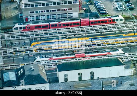 Leeuwarden, pays-Bas, 3 novembre 2018 : vue aérienne de la gare, avec trains par Arriva et NS/Dutch Railways Banque D'Images