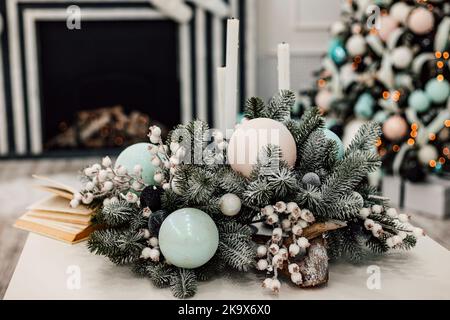 Couronne de Noël sur la table, cheminée et arbre de Noël. Saint-Sylvestre Banque D'Images