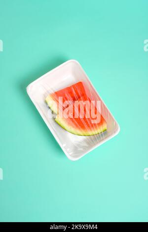 2 morceaux de pastèque fraîche enveloppés dans un emballage en plastique Banque D'Images