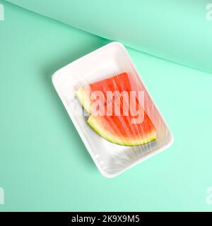 tranches de pastèque fraîches enveloppées dans un emballage en plastique Banque D'Images