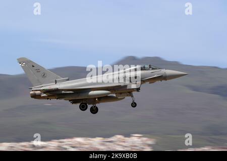 Typhons espagnols Eurofighter revenant à la base aérienne de Gando après une mission pendant l'exercice SIRIO 22. Banque D'Images