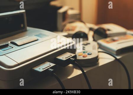 Ancienne console de jeu populaire avec manettes de jeu. Banque D'Images