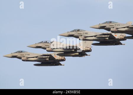 Typhons espagnols Eurofighter revenant à la base aérienne de Gando après une mission pendant l'exercice SIRIO 22. Banque D'Images