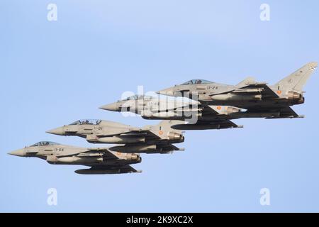 Typhons espagnols Eurofighter revenant à la base aérienne de Gando après une mission pendant l'exercice SIRIO 22. Banque D'Images