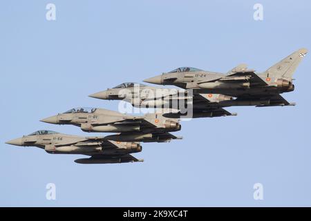 Typhons espagnols Eurofighter revenant à la base aérienne de Gando après une mission pendant l'exercice SIRIO 22. Banque D'Images