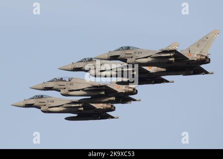 Typhons espagnols Eurofighter revenant à la base aérienne de Gando après une mission pendant l'exercice SIRIO 22. Banque D'Images