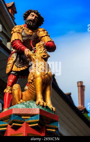 La fontaine Samson (Simsonbrunnen) sur la Kramgasse dans la vieille ville de Berne, Suisse. Construit en 1544 par Hans Gieng Banque D'Images