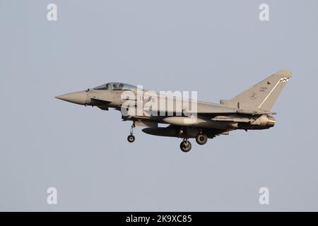 Typhons espagnols Eurofighter revenant à la base aérienne de Gando après une mission pendant l'exercice SIRIO 22. Banque D'Images